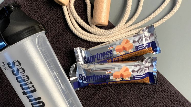 Der neue ​Sportness 60 % Eiweißriegel Caramel-Toffee-Crisp ist erst seit kurzem bei dm erhältlich