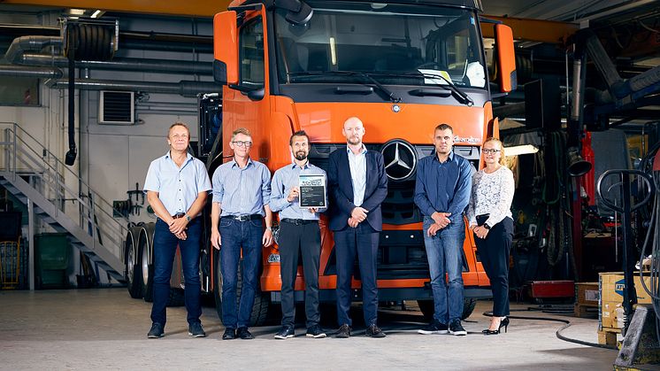 HMF, Brdr. Plagborg og SAWO er nu alle Mercedes-Benz certificeret. Fra venstre: Jørn Frilund Pedersen, Morten Allerød og Jacob Winther Larsen fra SAWO samt Henrik Christensen, Morten Østergaard Hansen og Tina Skousgaard fra Mercedes-Benz Trucks.