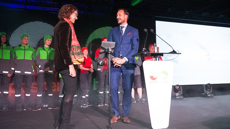 HKH kronprins Haakon åpnet Logistikksenter Oslo, her på scenen med konsernsjef Tone Wille.