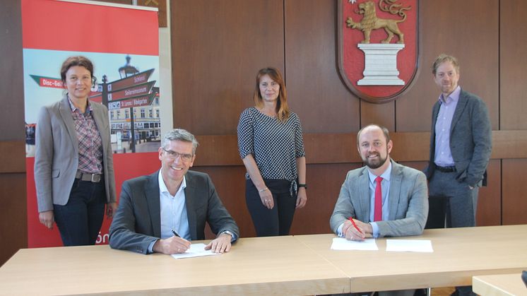 Dr. Stephan Tenge (v. l.) und Malte Schneider unterzeichneten die neuen Konzessionsverträge