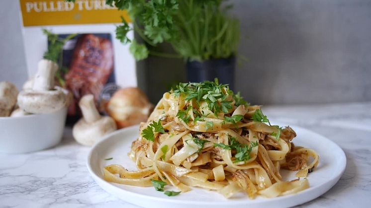 Tulip pulled turkey med pasta, lök och grädde