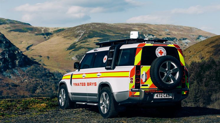 En spesialbygd Defender 130 er klar til aktiv tjeneste hos Røde Kors i Nord-Wales