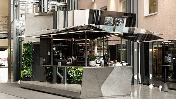 Glaskiosk med Pilkington Mirropane™ Chrome i entrén på Ringvägen 100 i Stockholm