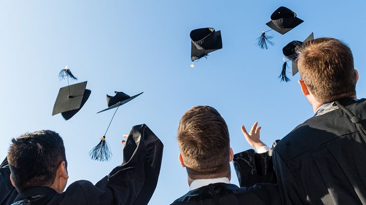 HHL-Graduierende werfen ihre Absolventenkappen in die Luft