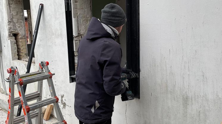 På en gammel trelænget gård bruges Ljungdahls nye fals system OUTFRAME til at holde konstruktionen tæt og tæt mens vinduerne skiftes og ydermuren renoveres. Foto: PR.