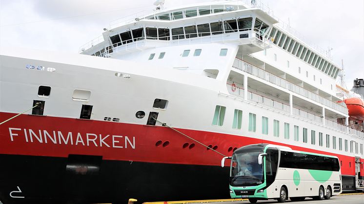 STORAVTALE: Hurtigruten og Tide inngår den største turbuss-kontrakten i Norge noensinne. Foto: TIDE BUSS