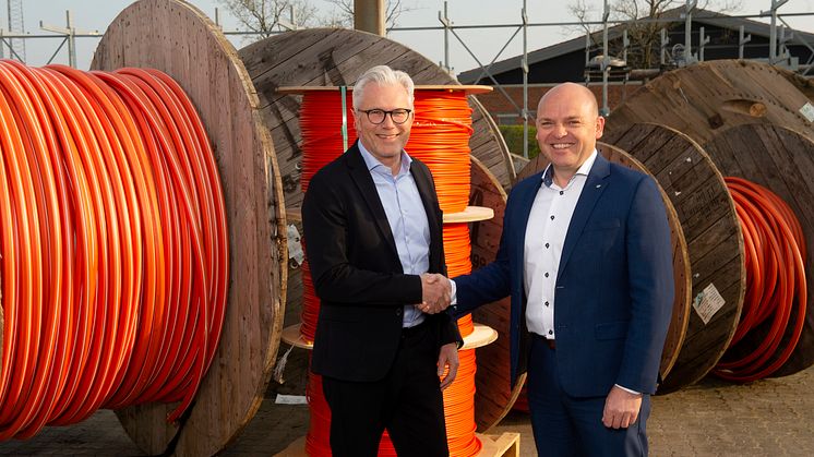 Telenor og Eniig har underskrevet en bredbåndsaftale, der indgås via Eniigs datterselskab OpenNet. På billedet ses Telenors adm. direktør Jesper Hansen og kommerciel direktør i Eniig, Mads Brøgger (th)