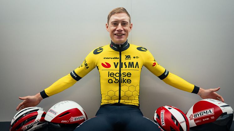Jonas Vingegaard med alle sine Bygma hjelme.jpg