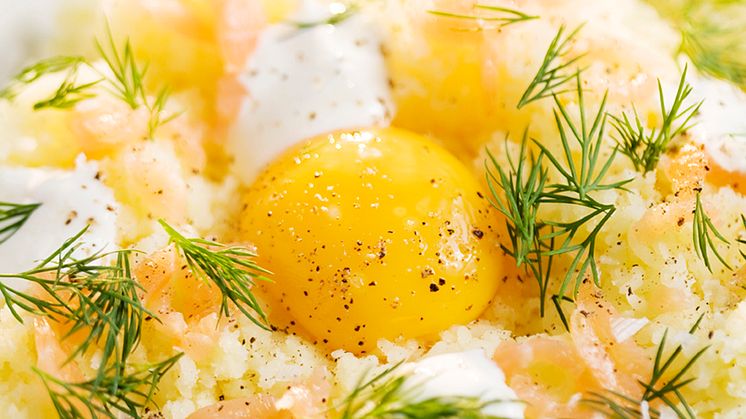 Månadens recept i oktober: Pressad potatis med äggula, rökt lax och dill