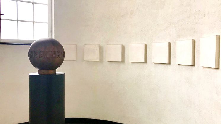 Dag Erik Elgins utstilling har Vigelands urne som omdreiningspunkt. Han tar utgangspunkt i blant annet Vigeland ufullende verker og samstiller Vigelands verker med egen kunst. (Foto: Vigelandmuseet)