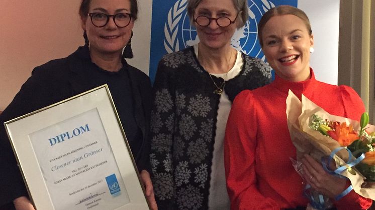 Karin Lekberg och Lilja Fredriksson, ordförande och vice ordförande i Clowner utan Gränser tog emot diplomet.