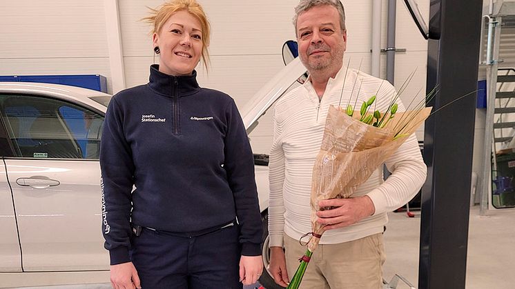 Den allra första kunden på Bilprovningen Kungsängen-Brunna firades med tulpaner. Foto: Bilprovningen