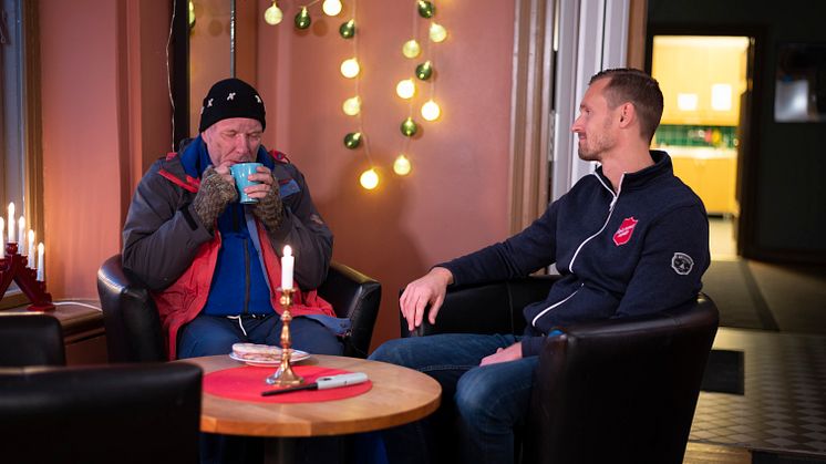 I julkampanjen lyfter Frälsningsarmén situationen för personer i hemlöshet, barnfamiljer i utsatthet och ensamheten främst bland äldre. Foto: Jonas Nimmersjö