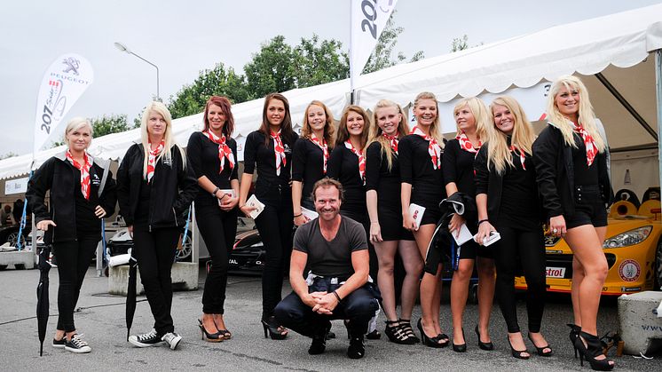 Lasse Spang Olsen med de søde grid girls