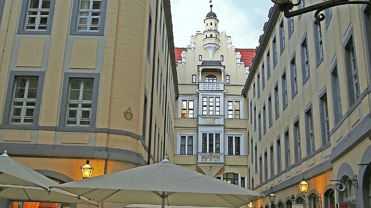 Die ersten Gäste genießen schon wieder das lauschige Ambiente des Innenhofs!