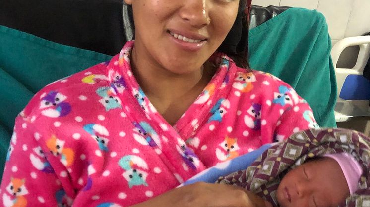 Nybliven mamma i Nepal