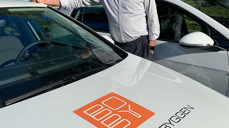 Joe Martarian, affärsområdeschef på Botkyrkabyggen, med en av de nya elbilarna.