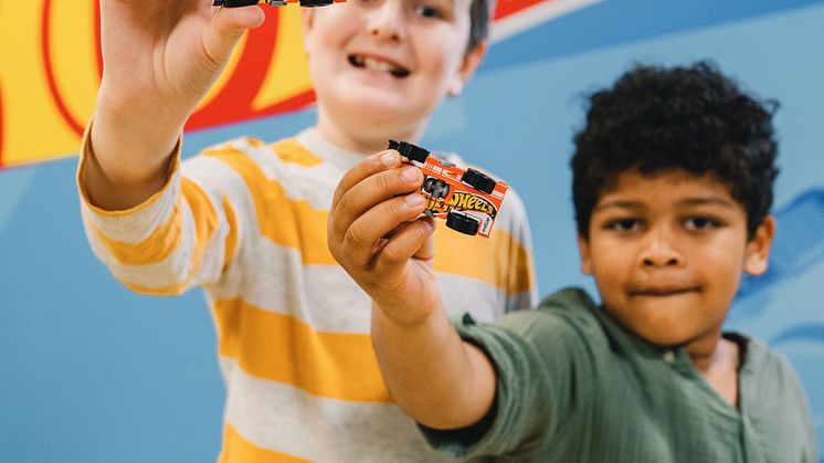 Das innovative Design ermöglicht es Kindern, den Bewegungsspielraum eines Hot Wheels-Autos zu nutzen, indem sie es vorwärts und rückwärts rollen und auf den Kopf stellen.