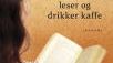 Lykkleige mennesker leser og drikker kaffe