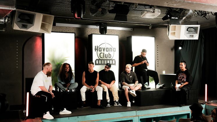 Von Links nach rechts: Tobias "Toxik" Kargoll, Aisha Vibes, Marvin Game, KEZ, Abija, Megaloh, Sehriban Cirik beim HC Grounds im September 2022