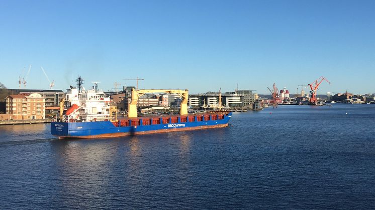 Lastfartyg på väg uppför Göta älv i centrala Göteborg. Bild: Göteborgs Stad