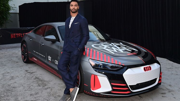 Regé-Jean Page foran Audi e-tron GT