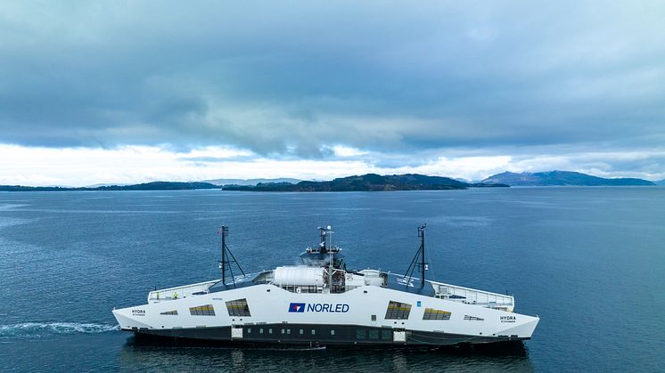 MF "Hydra" seiler med flytende hydrogen. Du ser vanndamp fra den hvite hydrogentanken på toppen.
