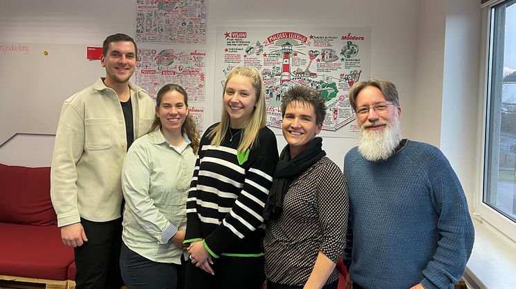 Mit Melanie Lange von der hagebau Akademie (2. v. li.) hat das Mölders-Projektteam unter Leitung von Cécile Meyer-Bartsch (2. v. r.) einen eigenen Qualifizierungsbereich für die Firma Mölders in der hagebau-Lernwelt geschaffen (Foto: hagebau)
