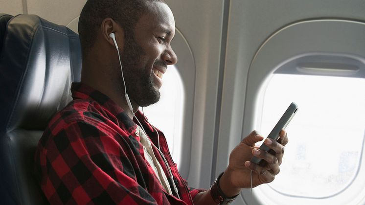 THEME_FLIGHT_PEOPLE_MAN_DEVICE_GettyImages-605763351_Universal_Within usage period_91721 (1)