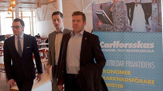 Prins Daniel vid besöket på Carlforsskas Ekonomi- och Handelsskola