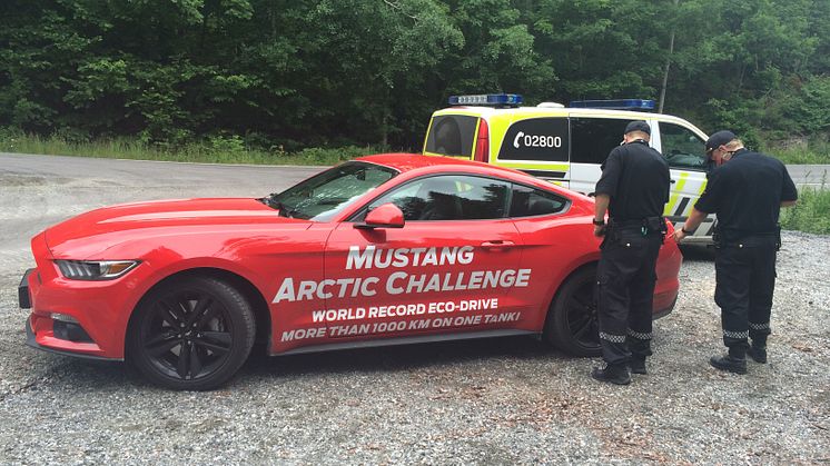 Knut og Henrik satte verdensrekord med sportsbilikonet Ford Mustang. Her i Kragerø kommune etter at tanken var gått tom.