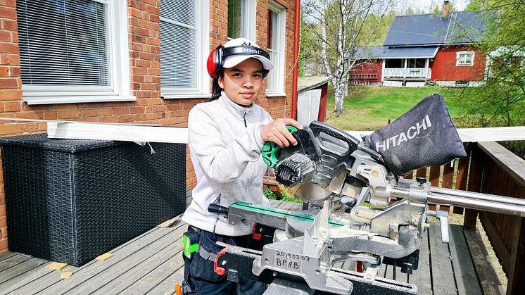 Välj byggprogrammet tjejer! uppmanar andra års eleven Premwade Korva som gör praktik hos Byggpolarna i Övertorneå som just nu gör ett renoveringsjobb hos oss på Utbildning Nord