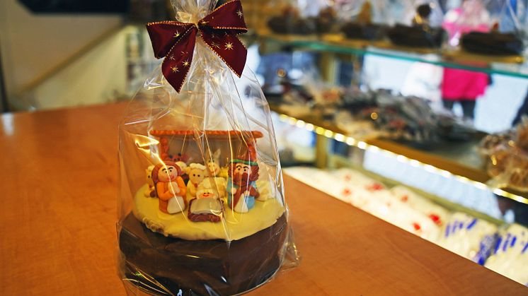 Auf dem Wochenmarkt in der Leipziger Innenstadt bieten Händler weihnachtliche Waren an - Foto: Karolin Kelm 