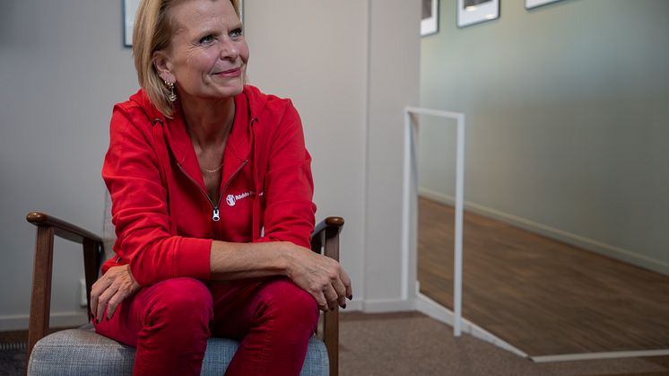 Åsa_Regner_i Rädda Barnen-hoodie_från sidan.jpg