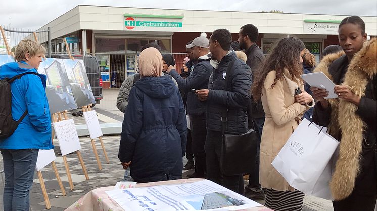 Det var en välbesökt medborgardialogen på Hammarkulletorget, där vinnaren bland tre fasadförslag skulle koras. Bland annat röstade en klass från Folkhögskolan i Angered och ställde frågor till fastighetsförvaltare Ulrika Evenås.