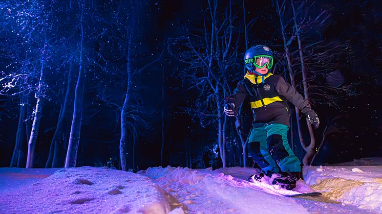 Oscar (6) og familien fyrst ute – Myrkdalen investerer stort i nytt lysanlegg.