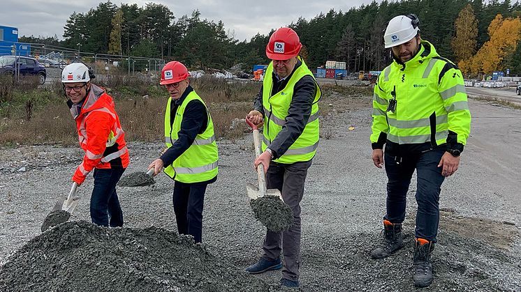 ﻿ ﻿Första spadtaget för Brf Honungskupan i Sigtuna stadsängar