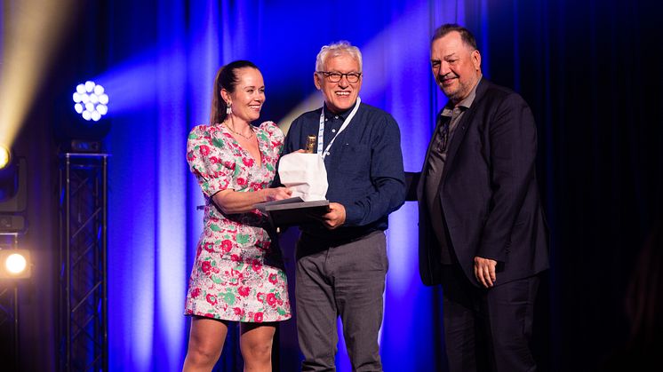 Alf Stig Holsmo, VB Lofoten Vann og Varme, vinner av VB Hederspris 2023. Sammen med Kathrine Auestad, prosjektleder VB Samlet og konsernsjef Anders Almestad. Foto: Anne Lise Norheim