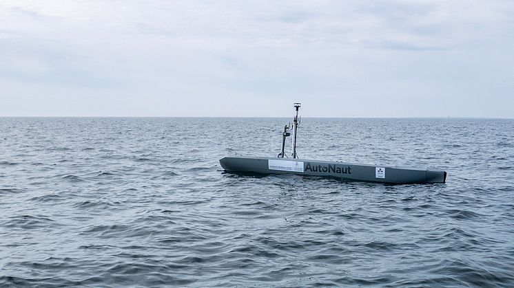 Datainsamling runt Stora Karlsö i Östersjön juni 2017 med en vågdriven “Autonaut”, i ett projekt med SLU Aqua och Stockholms universitet.  Foto: Jonas Hentati Sundberg