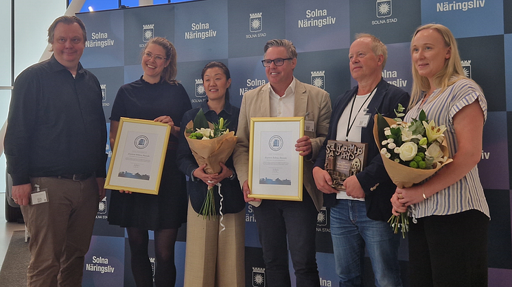Wåhlin Fastigheter och SandellSandberg arkitekter fick tillsammans ta emot Solna stadsmiljöpris.