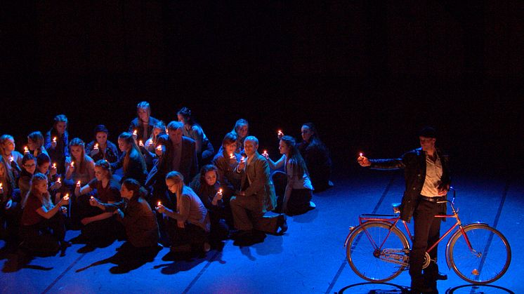 I skuggan av Falubränderna - fr. v. Teater- och danselever från Lugnetgymnasiet, Caroline Rendahl, Susanne Hellsteröm, Mattias Åhlén, Magnus Samuelsson