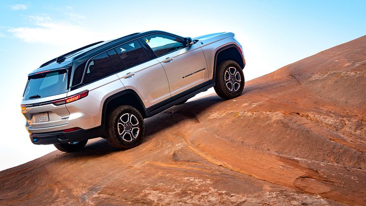2_All-new 2022 Jeep� Grand Cherokee Trailhawk 4xe