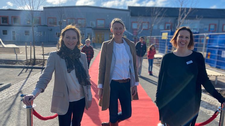 Rektorerna Petra Granlund, Camilla Radovan och Ulrika Lundin rullar fram den röda mattan för gästerna till invigningen den 1 april