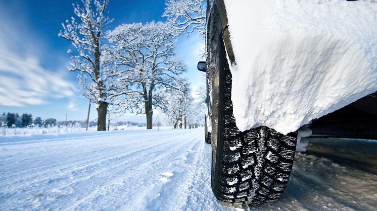 Winter- oder Allwetterreifen sollten bei winterlichen Straßenverhältnissen dringend aufgezogen sein, um Unfälle nicht grob fahrlässig zu riskieren.