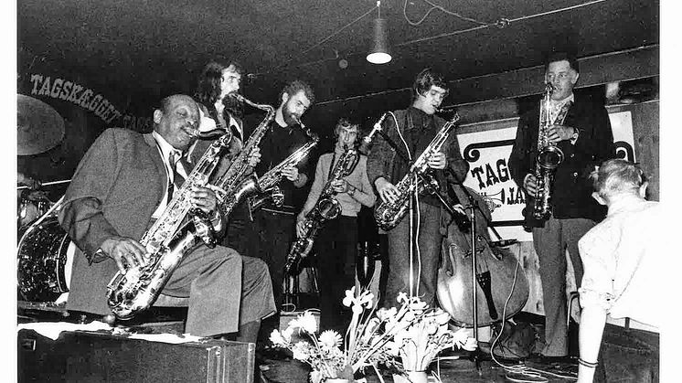 Jazzhus Tagskægget, Aarhus (1967-73). Fra venstre: Ben Webster, Holger Laumann, Finn Odderskov, ukendt baritonsaxofonist, Jesper Thilo og Dexter Gordon. 