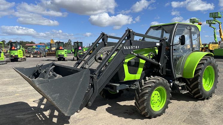 Where agriculture and construction machinery meet: The tractor (here a Kubota M5111 LP) is probably the most widespread machine in agribusiness. In 2021, almost 150,000 of these agricultural tractors were newly registered across Europe. (© Surplex).