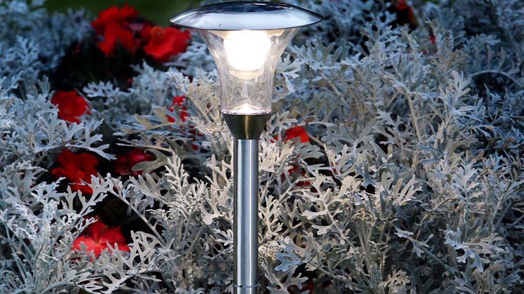Solcellsladdad gånglampa med ljus- & rörelsesensor