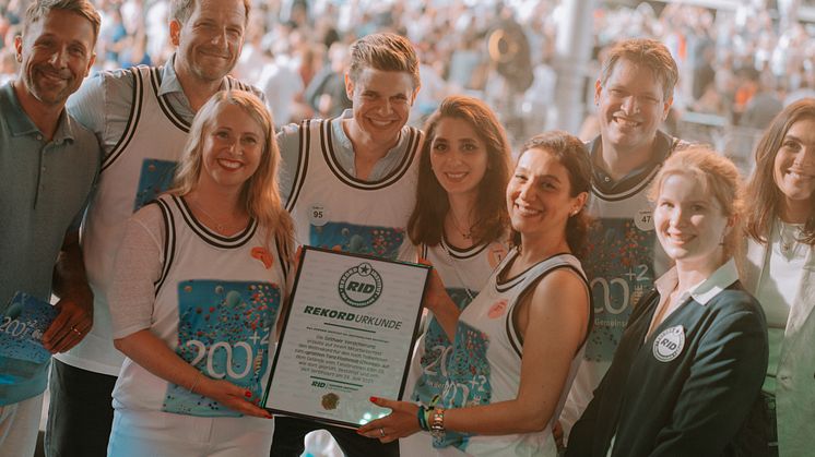Glückliche Weltrekordhalter: v.l. Moderator Florian Ambrosius, Jochen Ehlert, Sandra Emmerich, Janik Kirchgeßner, Farah Feki, Schirin Memarpuri, Gunnar Görtz, Helen Golling von der Gothaer sowie vorne rechts Laura Kuchenbecker vom RID