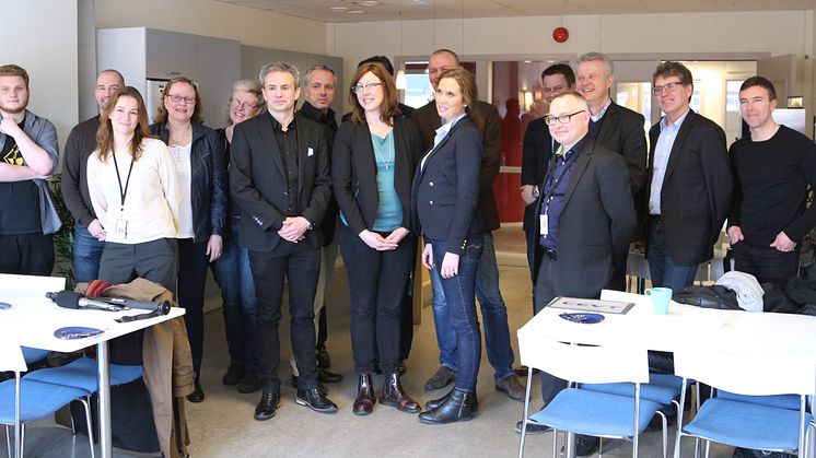Samlingsbild med representanter från CEVT, lokaltidningen TTELA, Trollhättans Stad, Trollhättans Tomt och Innovatum.