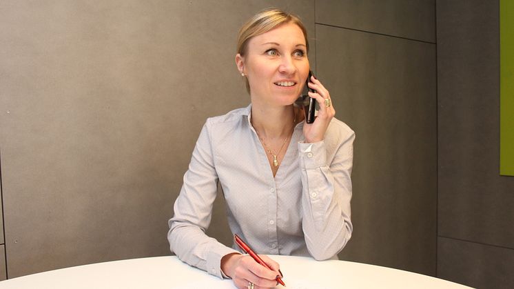 Kristin Edvardsen Måsø er en av kundekonsulentenen som jobber fulltid med å ringe risikokunder i Norsk Tipping. Foto: Silje Bye Vangen